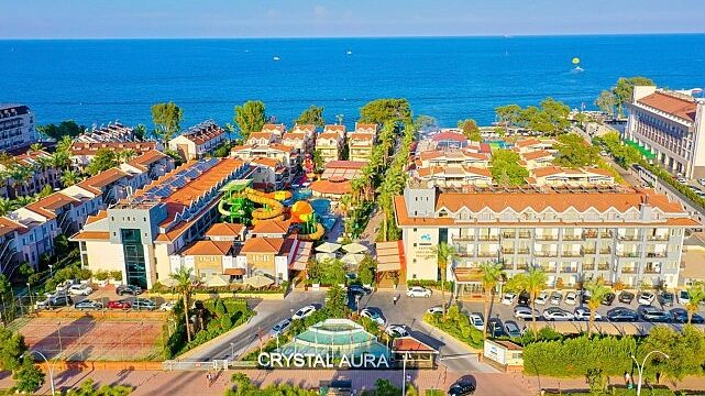 Kemer’de Çevre Duyarlılığı Ödülle Taçlandı: Crystal Aura Aqua Collection’a Anlamlı Plaket