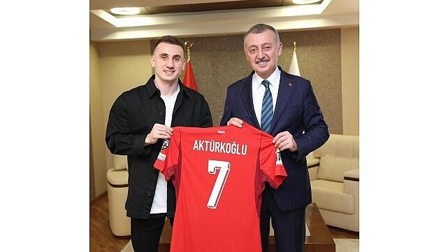 Kerem Aktürkoğlu’ndan Başkan Büyükakın’a Milli forma