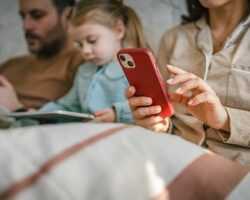 Kontrolsüz Ekran Kullanımı Psikolojimizi Nasıl Etkiliyor?