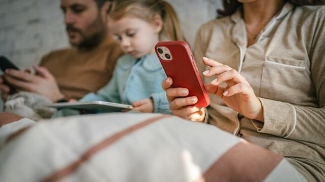 Kontrolsüz Ekran Kullanımı Psikolojimizi Nasıl Etkiliyor?