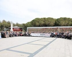 Küçükçekmece Belediyesi Emekli Çiftleri Çanakkale’ye Götürdü