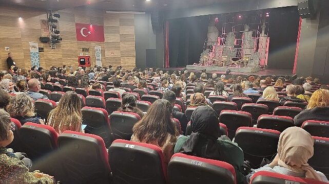 Manisa Şehir Tiyatrosu ‘Sen İstanbul’dan Daha Güzelsin’ oyununu ağırladı