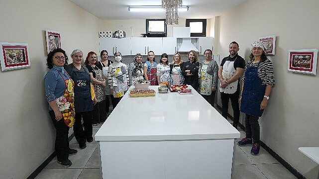 Mutfak atölyesinde Gaziemir’in yeni aşçıları yetişiyor