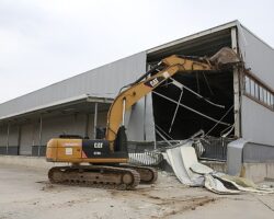 Nilüfer’de 4 bin metrekarelik kaçak depo yıkıldı