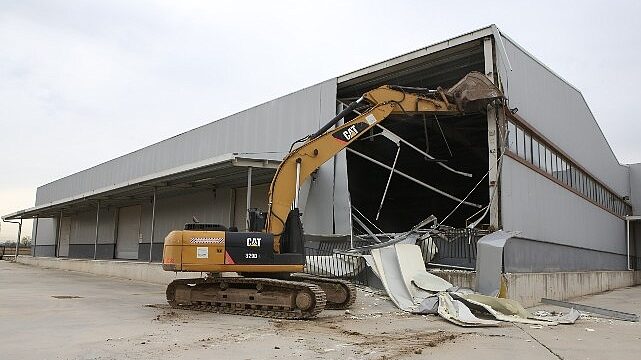 Nilüfer’de 4 bin metrekarelik kaçak depo yıkıldı