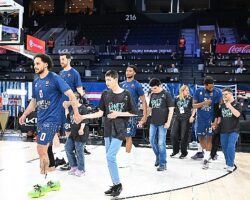 One Team katılımcıları Anadolu Efes – Partizan karşılaşmasında parkeye çıktı