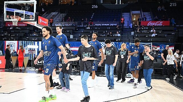 One Team katılımcıları Anadolu Efes – Partizan karşılaşmasında parkeye çıktı