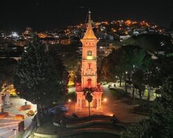 Saat Kulesi gündüz başka gece başka güzel