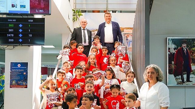 Seferihisar’da 23 Nisan coşkusu: Başkanlık koltuğu çocuklara emanet