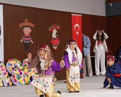 Seferihisar’da 23 Nisan coşkusu; Yarınların ışığı çocuklar sahnedeydi