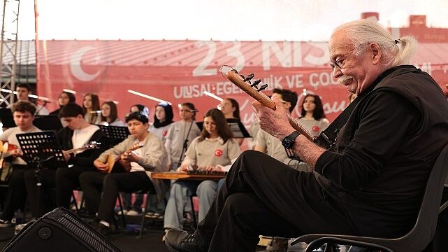 Usta Sanatçı Cahit Berkay Gençlerle Aynı Sahneyi Paylaştı