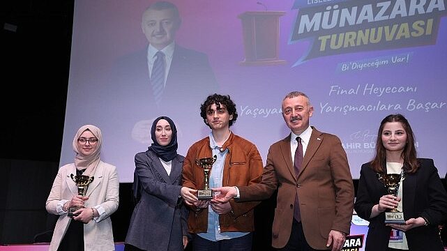 Başkan Büyükakın, gençlerin münazarasından çok etkilendi: “Yarınlarımız emin ellerde”