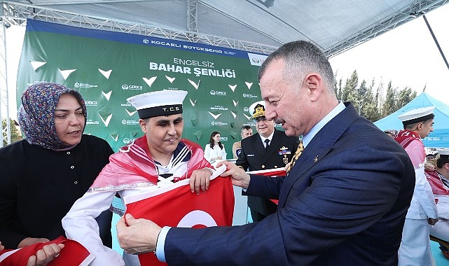 Büyükakın temsili uğurlamada özel bireylerle konvoy yaptı, halay çekti