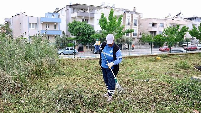 Didim Belediyesi’nden Okullarda Ot Biçme ve Çevre Düzenleme Çalışması