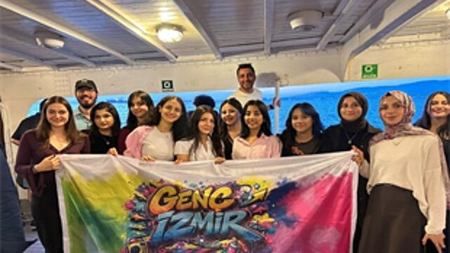Genç İzmir gönüllüleri, Bergama Vapuru’nda buluştu