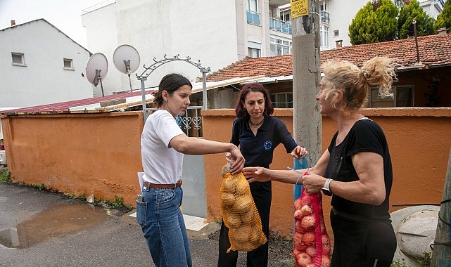 Güzelbahçe Belediyesi’nden  Vatandaşa Ücretsiz Patates ve Soğan Desteği
