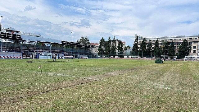 İlçe stadı zemininde bakım çalışmaları