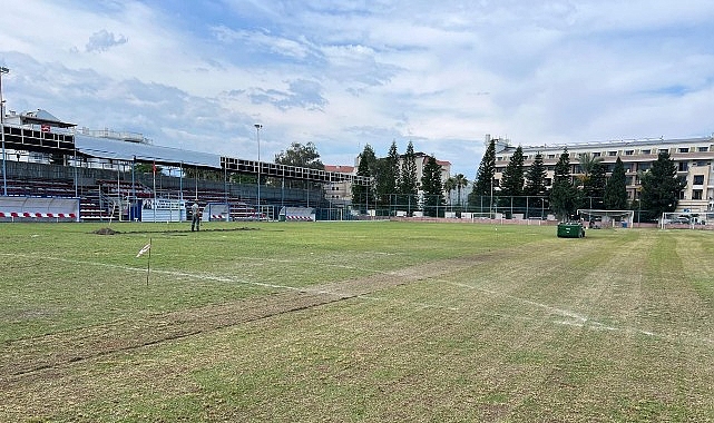 İlçe stadı zemininde bakım çalışmaları