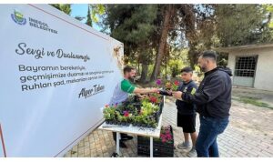 İnegöl Belediyesi Bayram Öncesi Mezarlıklarda Çiçek Dağıttı