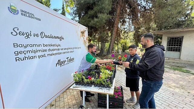 İnegöl Belediyesi Bayram Öncesi Mezarlıklarda Çiçek Dağıttı