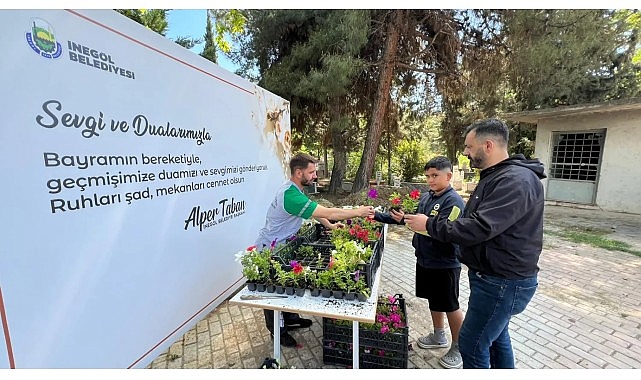 İnegöl Belediyesi Bayram Öncesi Mezarlıklarda Çiçek Dağıttı
