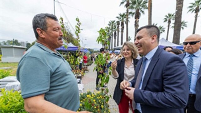 İzmir çiçek açtı, her yer rengârenk oldu