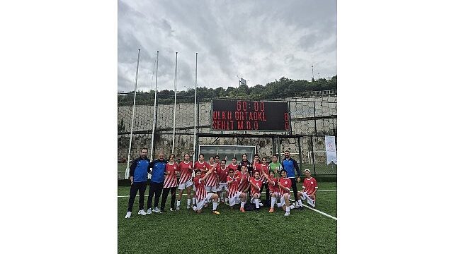 İzmirli Kız Futbol Takımı Türkiye Şampiyonu Oldu