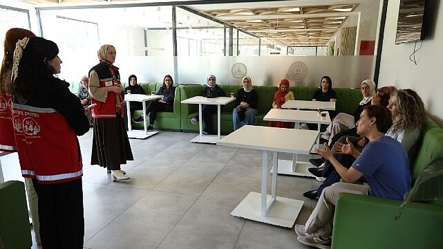 Kartepe’de Ebeveynlere Yönelik Bilinçli Dijitalleşme Eğitimi