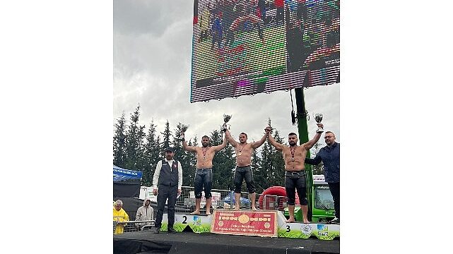 Kemer Belediye güreşçileri kürsüye çıktı