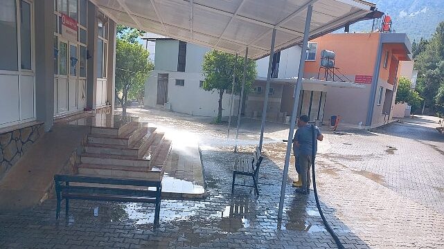 Kemer’de camilerde bayram temizliği