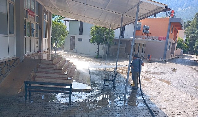 Kemer’de camilerde bayram temizliği