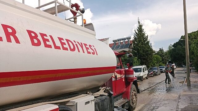 Kemer’de tozlu yollar yıkanıyor