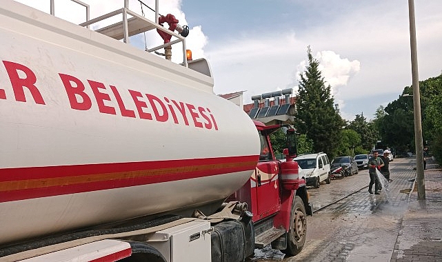 Kemer’de tozlu yollar yıkanıyor