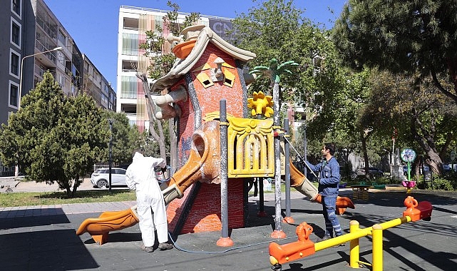 Konak’ın parklarında temizlik mesaisi