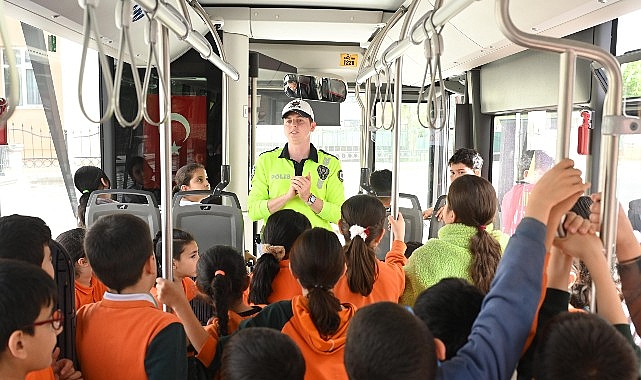 Konya’daki Öğrenciler “Nezaket Otobüsü” ile Trafikte Görgü Kurallarını Öğreniyor