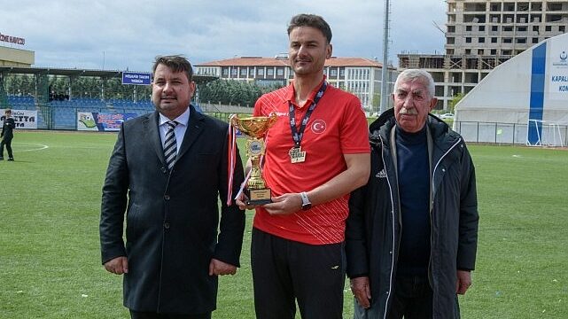 Koşu Şampiyonu Kupasını Başkan’a Getirdi