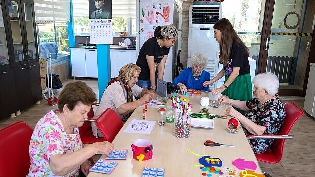 Alzheimer Hastaları Mavi Ev’de buluşuyor