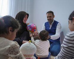 Bağcılar Belediyesi personeli olan koruyucu baba Seydullah Yuyucu, yüzlerce aileye ilham oldu
