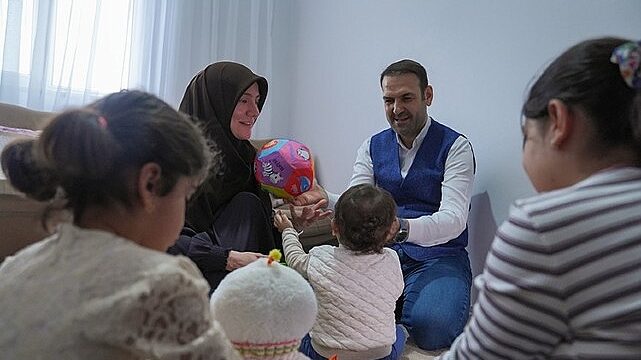 Bağcılar Belediyesi personeli olan koruyucu baba Seydullah Yuyucu, yüzlerce aileye ilham oldu