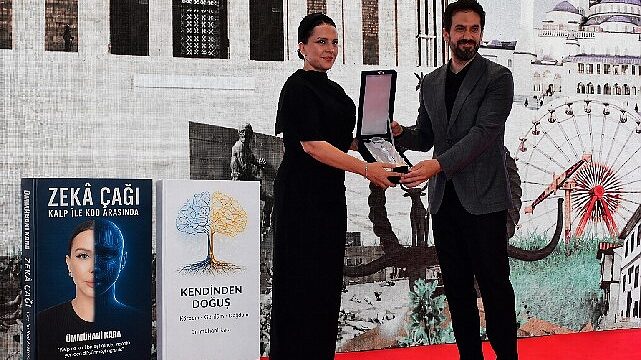 Bakan Yardımcısı Dr. Batuhan Mumcu, Araştırmacı Yazar Ümmühani Kara’ya Ödülünü Takdim Etti
