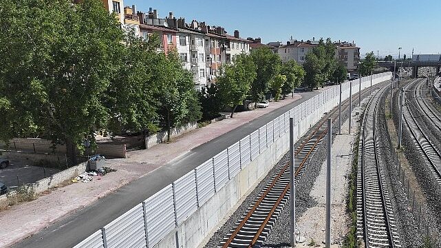 Başkan Altay, Banliyö Hattında Tren Kaynaklı Gürültüye Karşı Ses Bariyeri Yaptıklarını Açıkladı