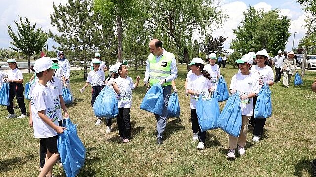 Başkan Altay ve Çocuklardan Dünya Çevre Günü’nde Örnek Davranış