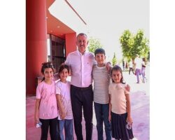 Başkan Büyükakın, karne alan öğrencilerin mutluluğunu paylaştı