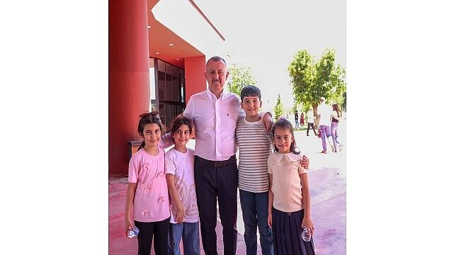 Başkan Büyükakın, karne alan öğrencilerin mutluluğunu paylaştı