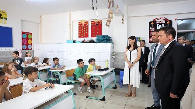 Başkan Erkan Aydın Öğrencilere Karnelerini Verdi