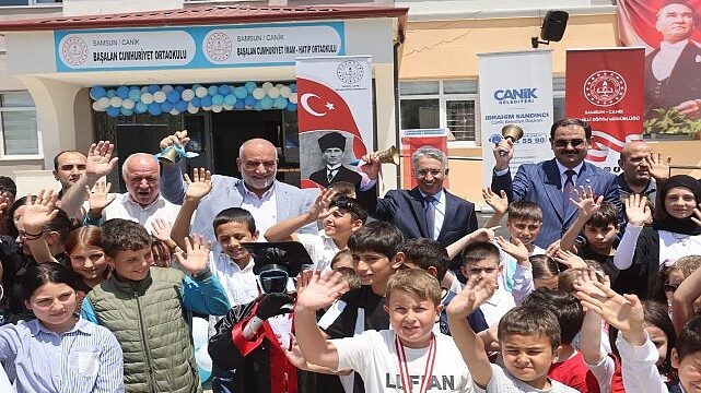 Başkan Sandıkçı Öğrencilerin Karne Sevincini Paylaştı