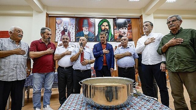 Başkan Tugay aşure lokmasını paylaştı