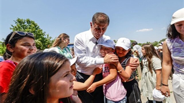 Başkan Tugay sözünü tuttu, çocukların yüzü güldü