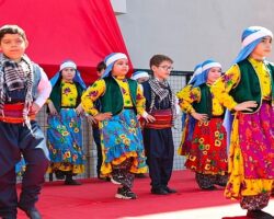 Başkan Vekili İbrahim Akın, öğrencilerin karne sevincine ortak oldu
