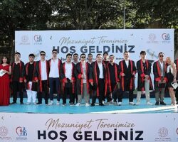 Bayrampaşa’da liselerde mezuniyet coşkusu